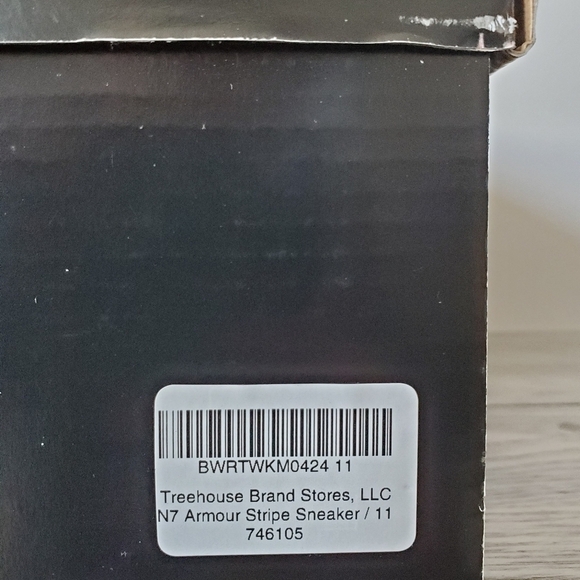 Rare MASS EFFECT N7 armour stripe sneakers never worn  in box. Size 11. - Picture 8 of 9